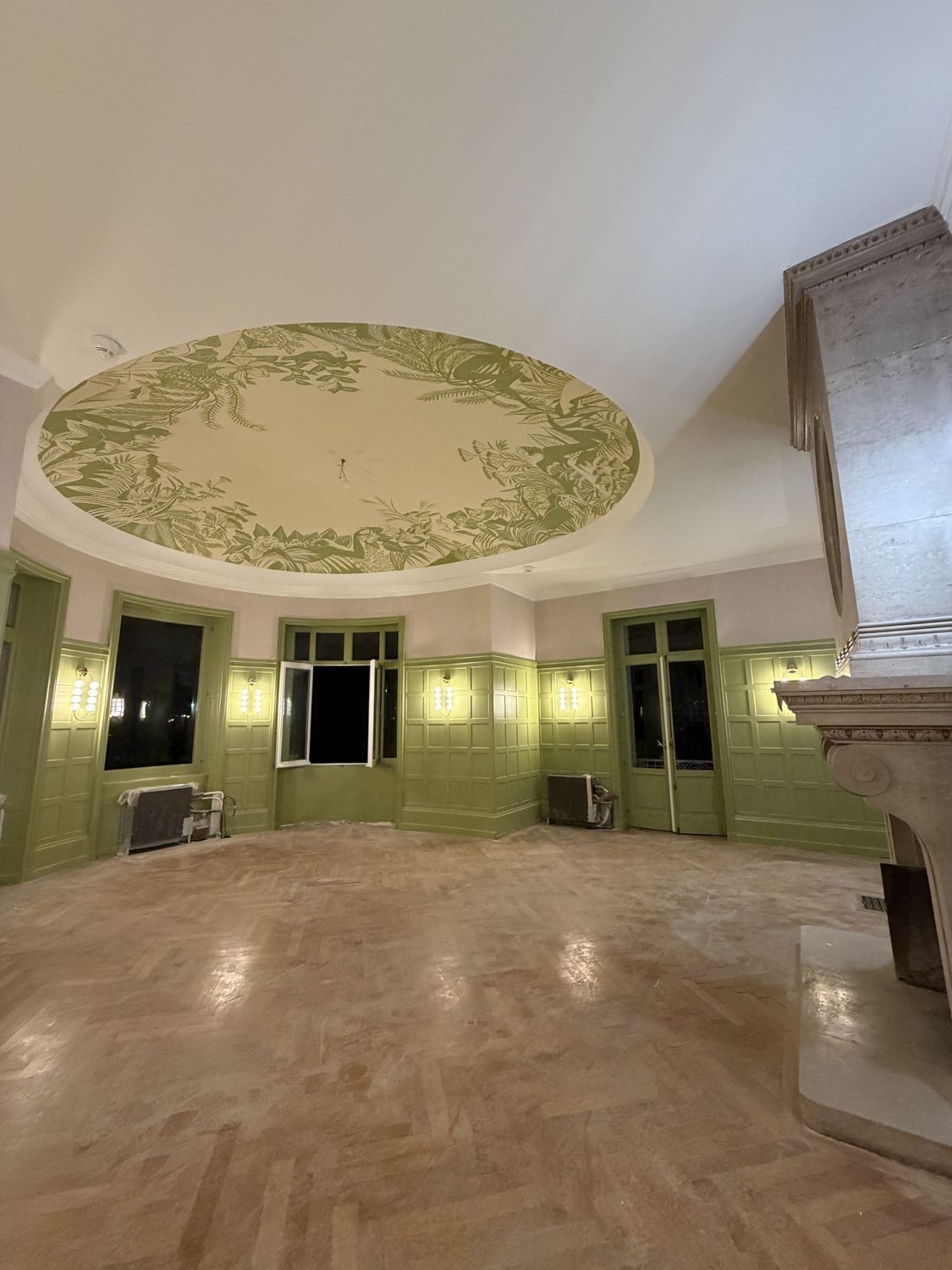 Grand salon du Château du Portereau : boiseries et plafond décoratif