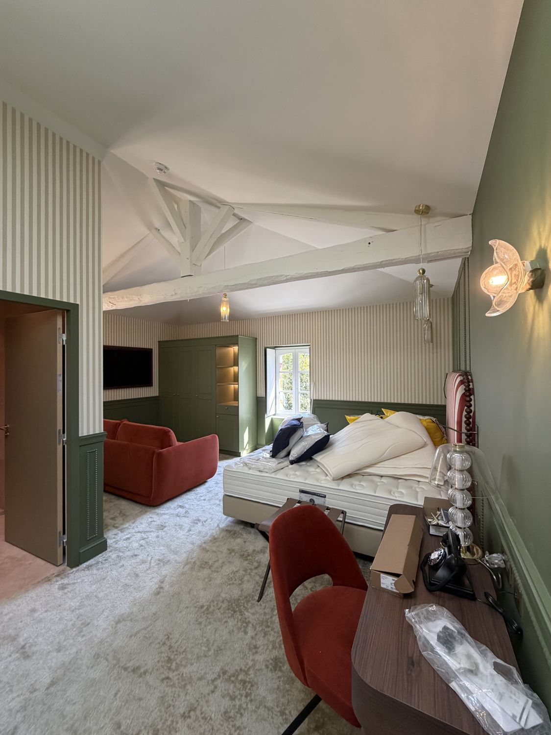 Suite — Boiseries & poutres peintes